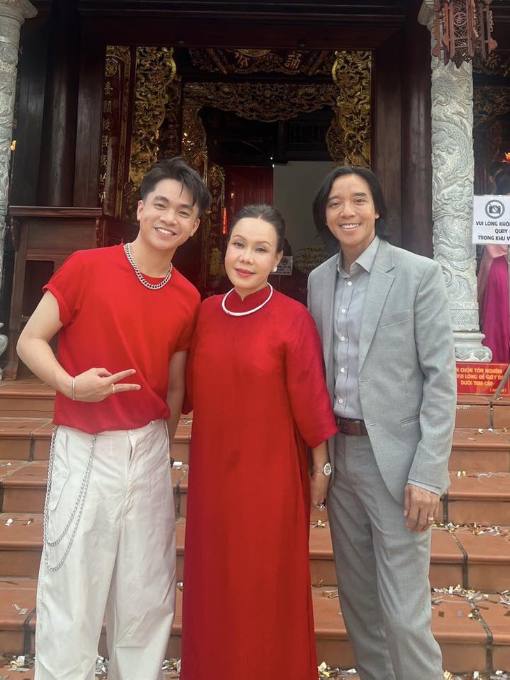 Hoài Linh bất ngờ mở lại cửa đền thờ tổ 100 tỉ dịp giỗ tổ sân khấu - Ảnh 3.