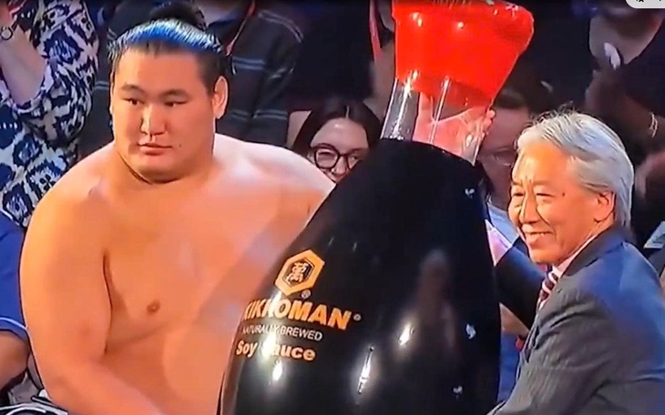 Võ sĩ bất tỉnh vì trọng tài thiếu quan sát không thấy anh xin thua - Ảnh 2.