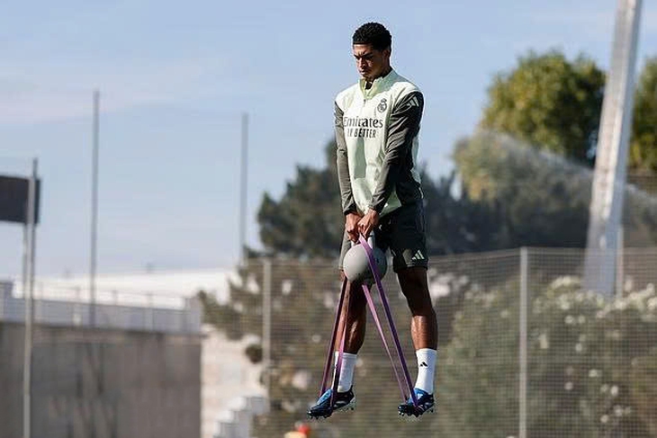 Fan ngỡ Bellingham hóa Superman ở buổi tập của Real Madrid - Ảnh 1.