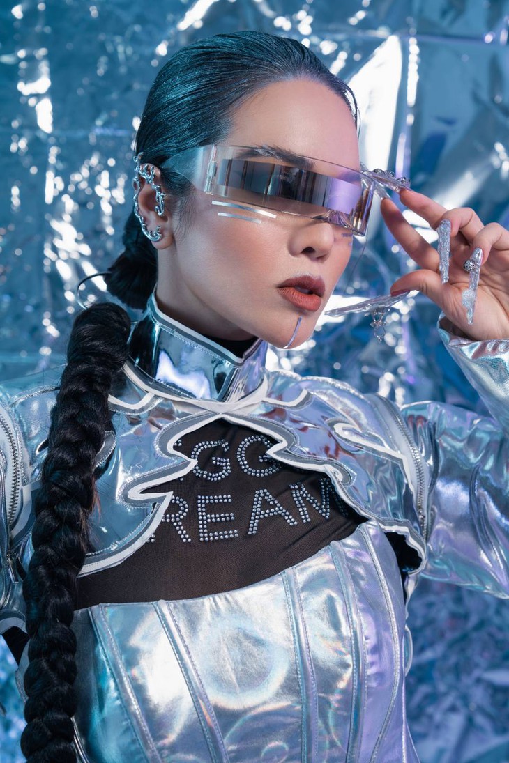 Nhật Kim Anh tái xuất khác lạ, tiết lộ cuộc sống làm mẹ đơn thân - Ảnh 2.