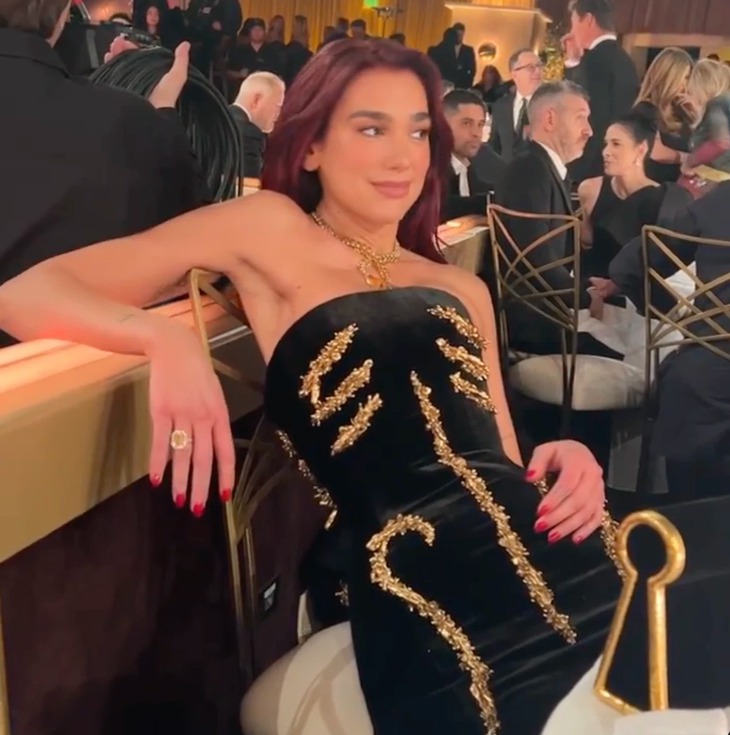 Mẫu váy khiến vợ Justin Bieber phải nằm kềnh ra ghế giữa sự kiện - Ảnh 3.