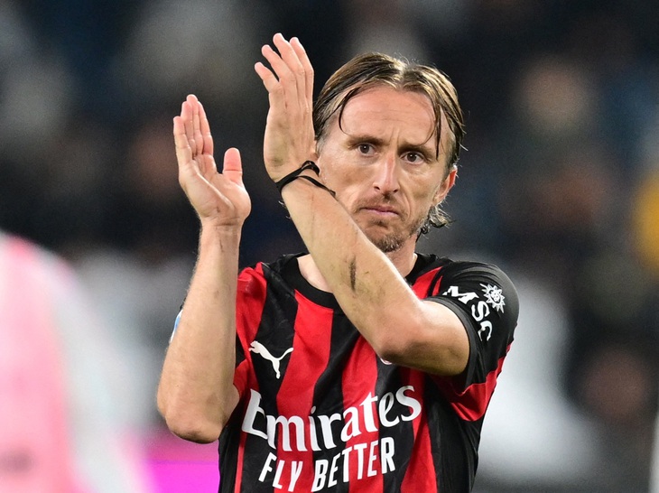 Modric chơi xộp tặng iPhone 'xịn sò' cho tất cả đồng đội ở AC Milan - Ảnh 1.