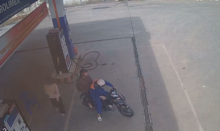 Chịu thua anh chồng: Vào đổ xăng mà quên luôn vợ ở cây xăng?! - Ảnh 1.