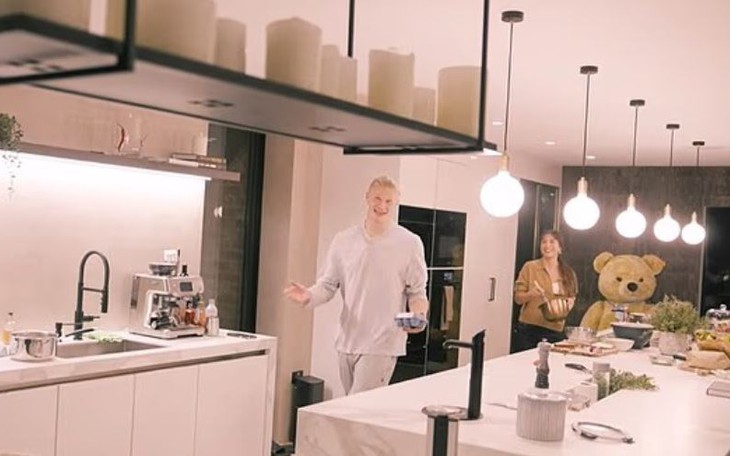 Fan cà khịa pha bóng ‘hài nhưng đau’ của Haaland - Ảnh 2.