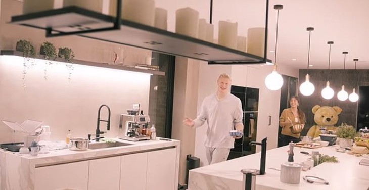 Haaland 'khoe' biệt phủ tuyệt đẹp sống cùng bạn gái Isabel - Ảnh 2.