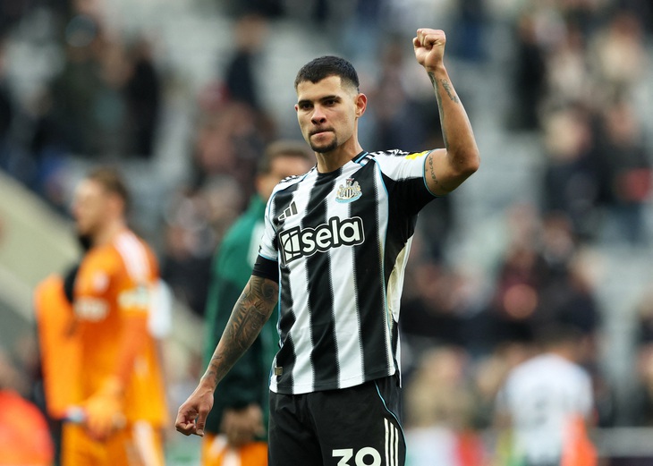 Đội trưởng của Newcastle hoảng sợ vì sự cố hàng không - Ảnh 1.