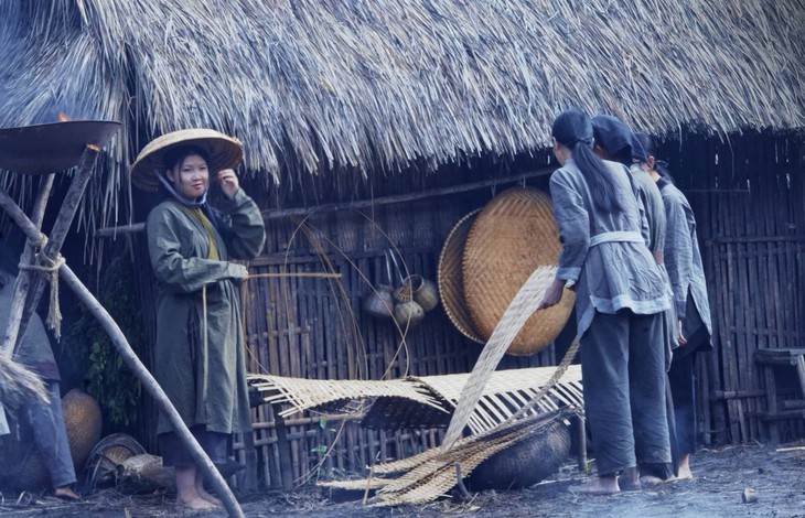Phim kinh dị Việt 'chơi lớn', dựng nguyên ngôi làng giữa rừng làm bối cảnh - Ảnh 2.