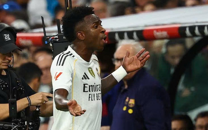 Ronaldo gây sốt khi lẩm bẩm ‘tự khích lệ’ trước cú đá phạt - Ảnh 4.