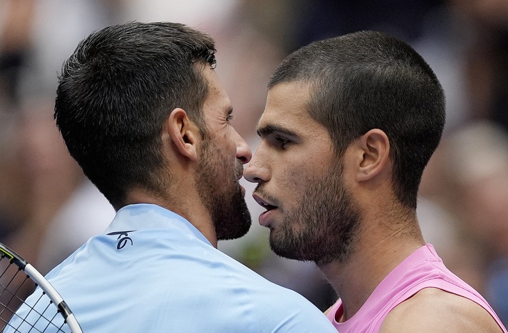 Djokovic bất ngờ ‘khều nhẹ’ Alcaraz ‘nói nhiều mà chẳng làm gì’  - Ảnh 1.