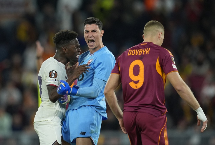 Kỳ lạ: AS Roma đá 3 quả phạt đền liên tiếp đều không vào tại Europa League - Ảnh 1.