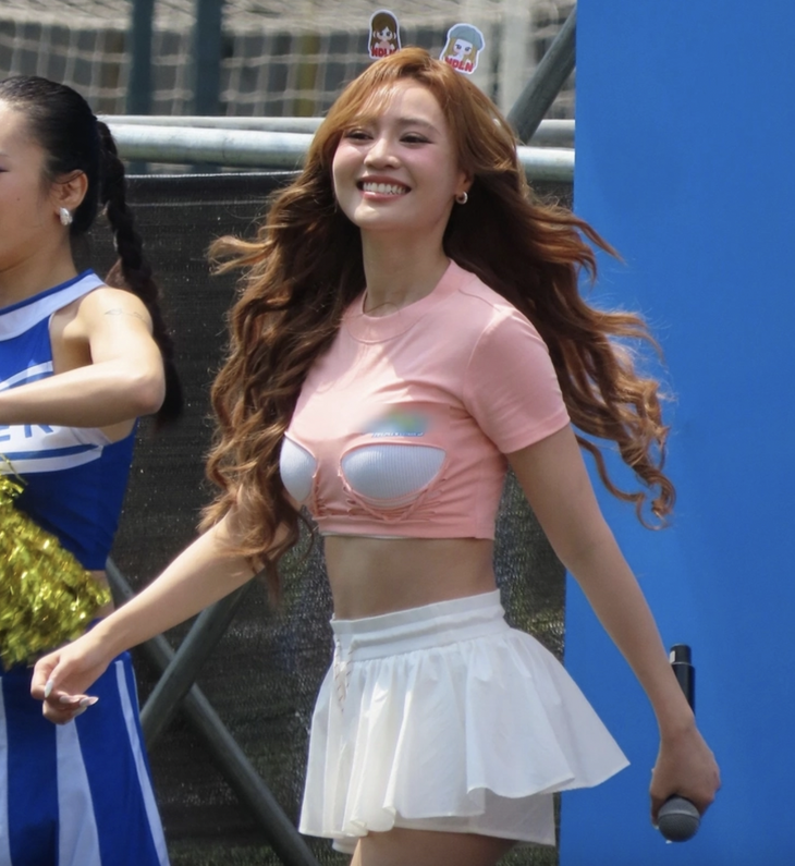 Chiếc áo lộ nội y của Ninh Dương Lan Ngọc là mốt đó mấy ní! - Ảnh 1.