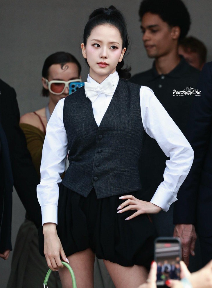 Jisoo gây tranh cãi tại 'Paris Fashion Week' vì trang phục như nhân viên nhà hàng - Ảnh 1.