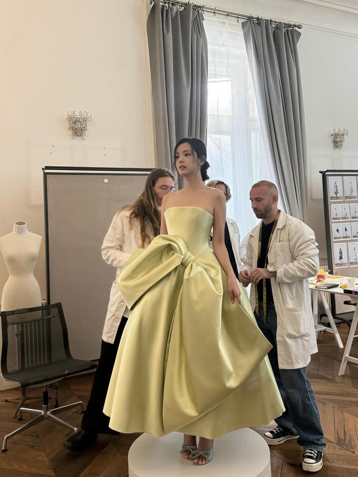 Jisoo gây tranh cãi tại 'Paris Fashion Week' vì trang phục như nhân viên nhà hàng - Ảnh 2.