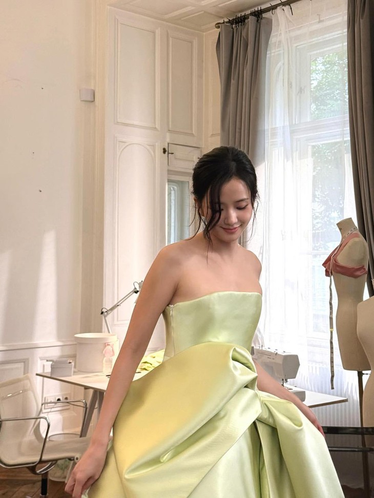 Jisoo gây tranh cãi tại 'Paris Fashion Week' vì trang phục như nhân viên nhà hàng - Ảnh 3.