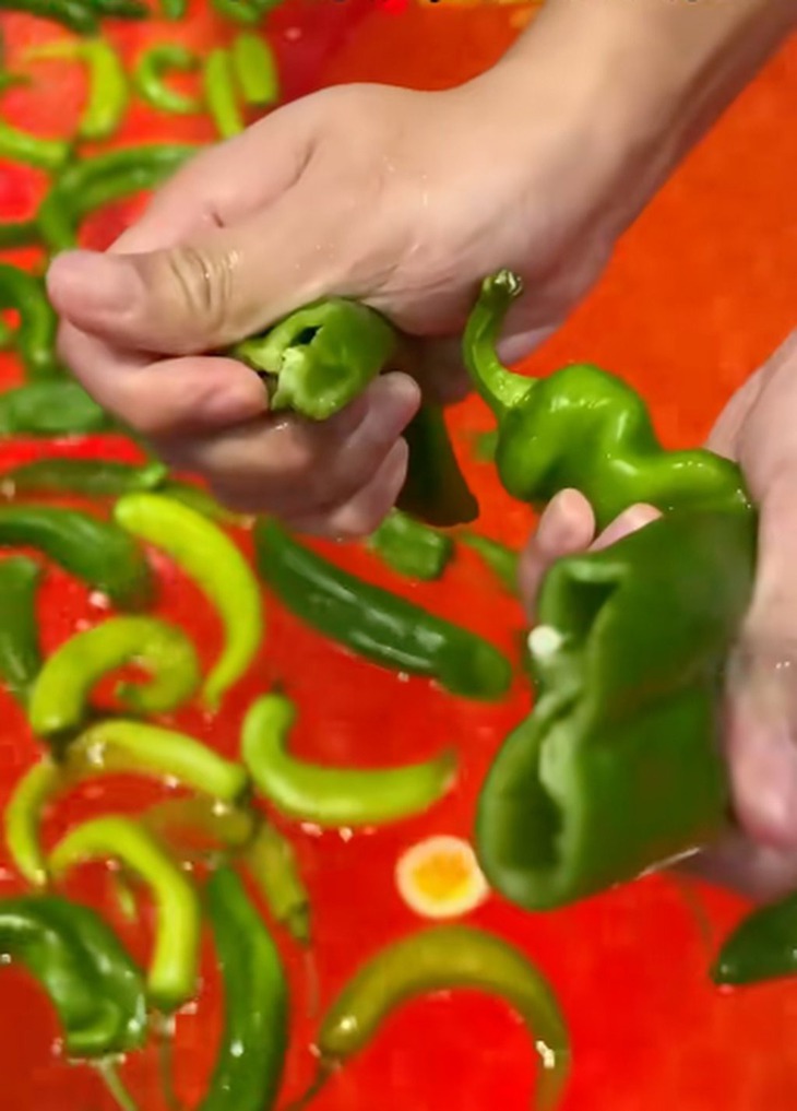 Du khách tắm trong nồi lẩu hai ngăn gây xôn xao - Ảnh 2.