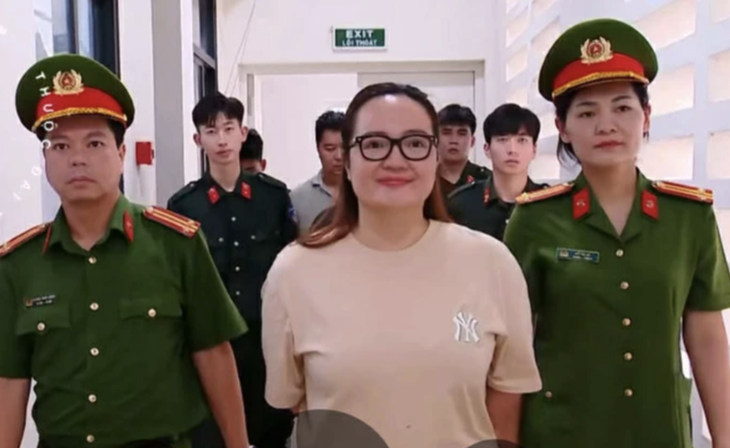 Những lần để 'cái miệng' đi quá giới hạn của Hoàng Hường - Ảnh 2.