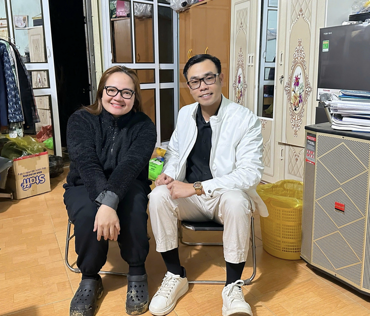 Hai 'thánh từ thiện' chung khung hình cùng vướng lao lý, bị khởi tố cùng ngày - Ảnh 1.