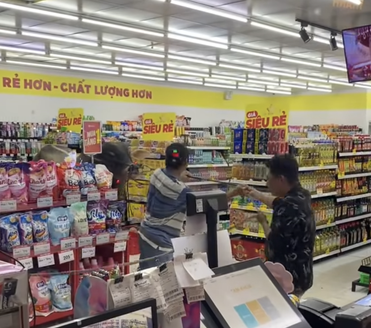 Ảnh vui 4-10: 'Hôm nọ khách hàng đòi thịt tươi hơn?!' - Ảnh 1.