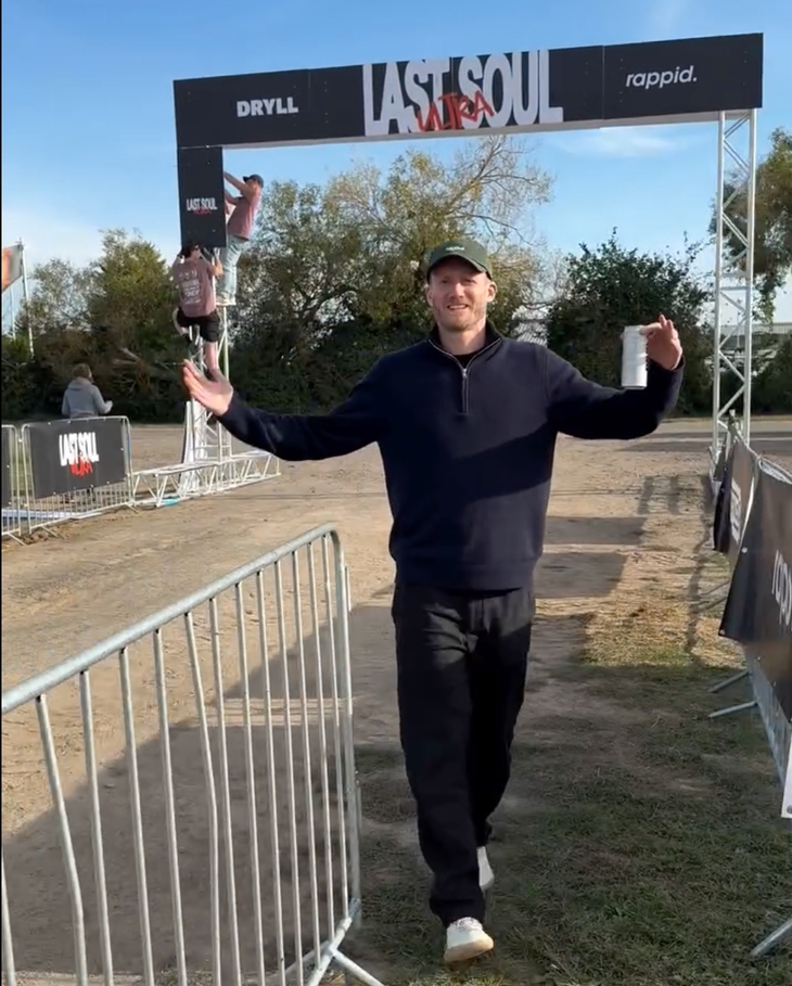 Cựu tiền đạo Chelsea thách thức bản thân ở giải chạy khắc nghiệt - Ảnh 1.