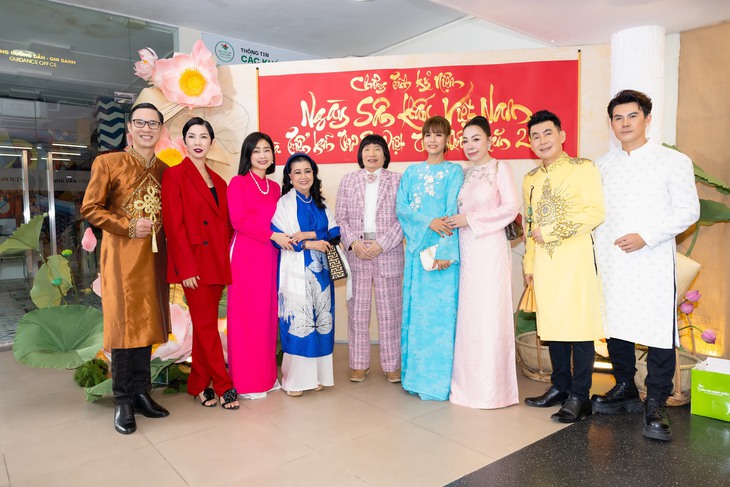 Hơn 200 nghệ sĩ diện áo dài dự giỗ tổ sân khấu 2025 - Ảnh 2.