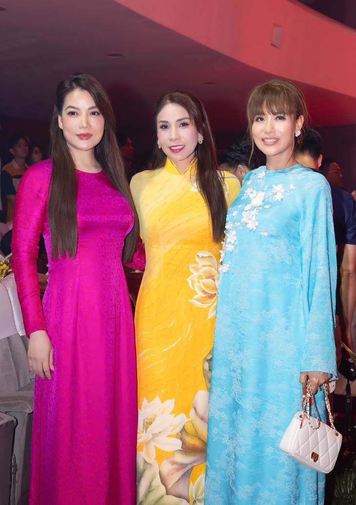 Hơn 200 nghệ sĩ diện áo dài dự giỗ tổ sân khấu 2025 - Ảnh 4.