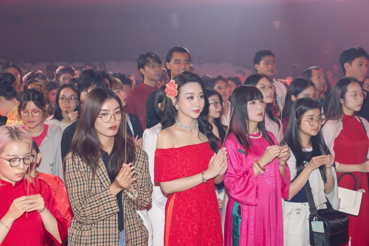 Hơn 200 nghệ sĩ diện áo dài dự giỗ tổ sân khấu 2025 - Ảnh 5.