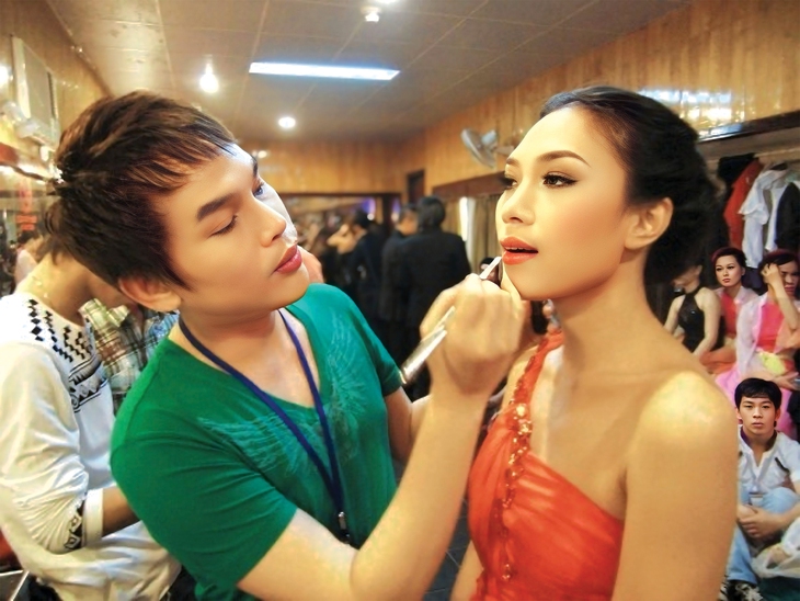 Những 'phù thủy son phấn' của sao - Ảnh 2.