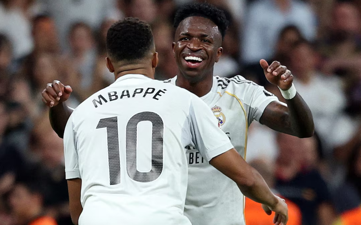 Con trai huyền thoại Chelsea nhặt bóng ở Stamford Bridge - Ảnh 4.