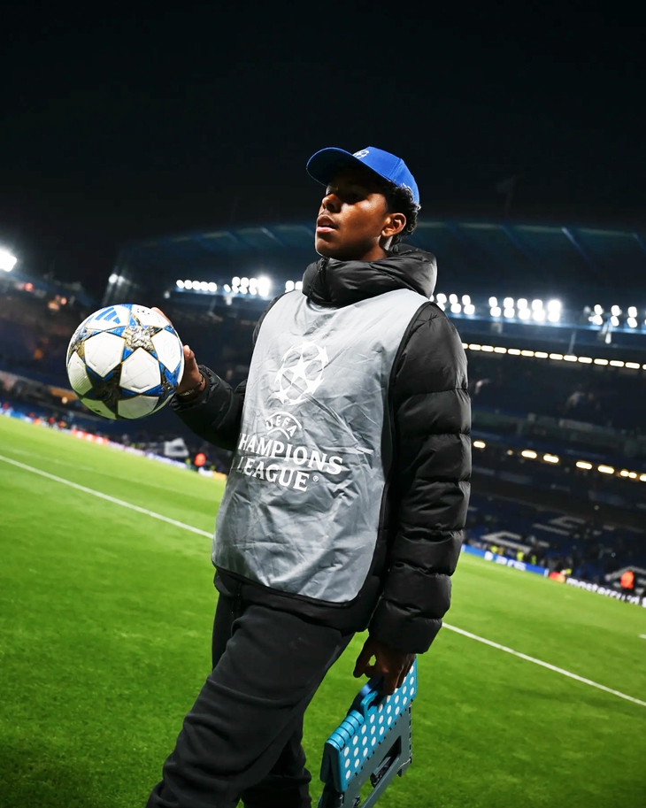 Con trai huyền thoại Chelsea nhặt bóng ở Stamford Bridge - Ảnh 1.