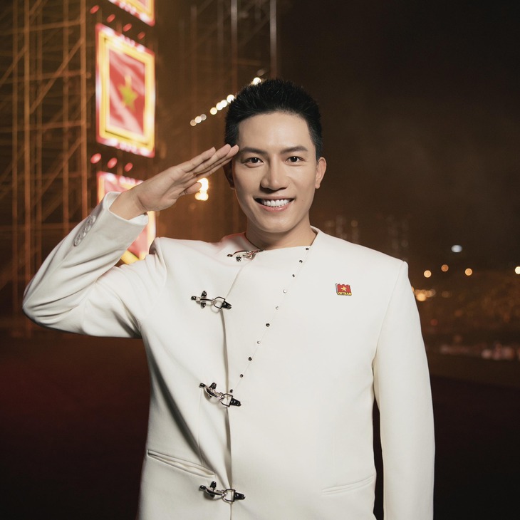 Nam ca sĩ ra tận xe cúi đầu chào Mỹ Tâm gây sốt mạng xã hội - Ảnh 3.