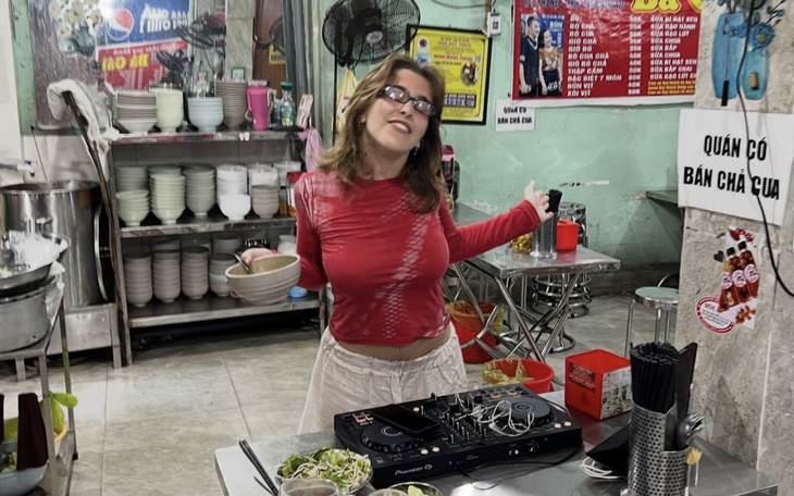 Viện dưỡng lão cho nhân viên nhảy gợi cảm dụ cụ ông uống thuốc - Ảnh 4.