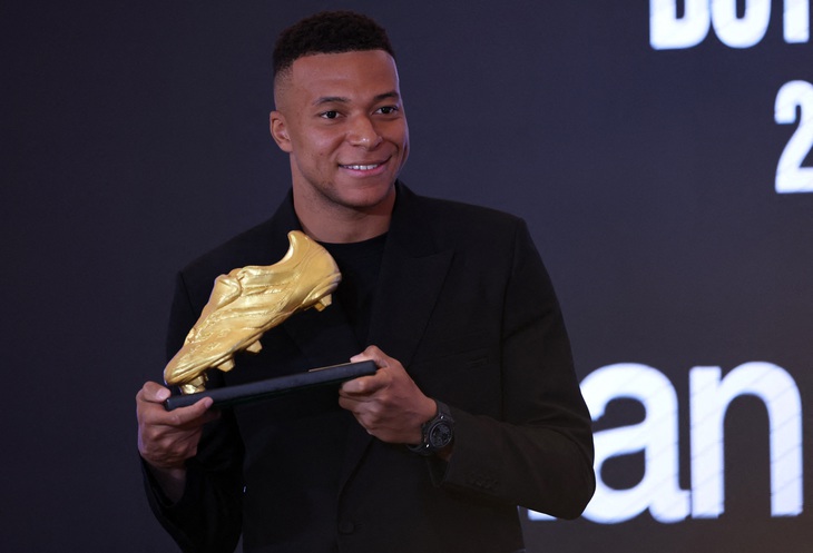 Mbappe cười ngất với món quà bất ngờ ‘đi kèm’ Chiếc giày vàng châu Âu - Ảnh 3.