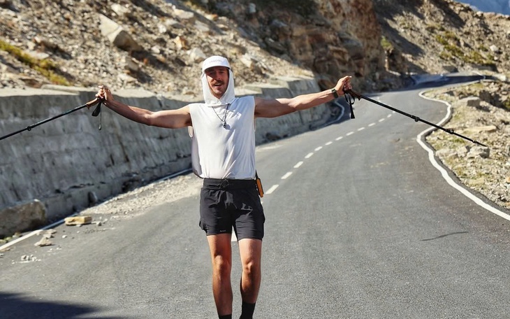 Fan ‘đau đớn vì Thủ môn Martinez ‘kiến tạo’ cho Salah ghi bàn - Ảnh 3.