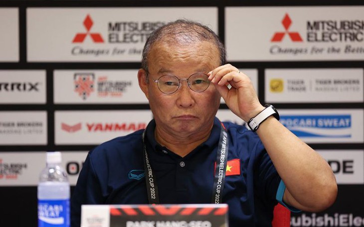 Fan ‘đau đớn vì Thủ môn Martinez ‘kiến tạo’ cho Salah ghi bàn - Ảnh 4.