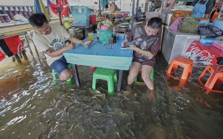 Sự thật đằng sau tấm ảnh cảnh sát hóa... 'siêu nhân điện quang' - Ảnh 5.
