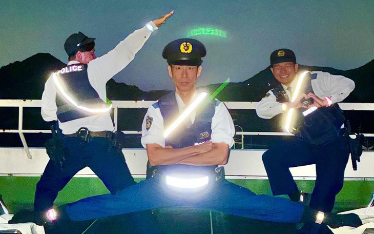 iPhone 17 Pro Max màu cam 'bay màu' sau khi dùng khăn ướt lau - Ảnh 4.