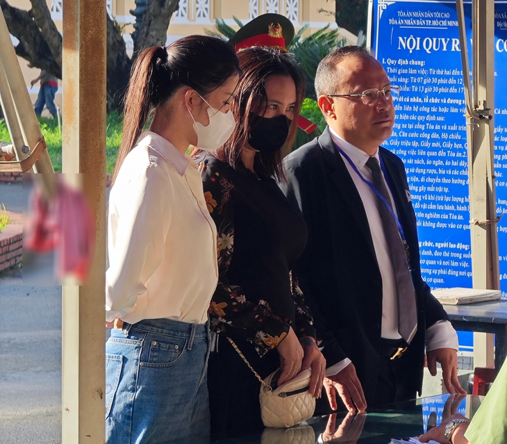 Hoa khôi mang xấp tài liệu đến phiên tòa xét xử Thùy Tiên là ai? - Ảnh 1.