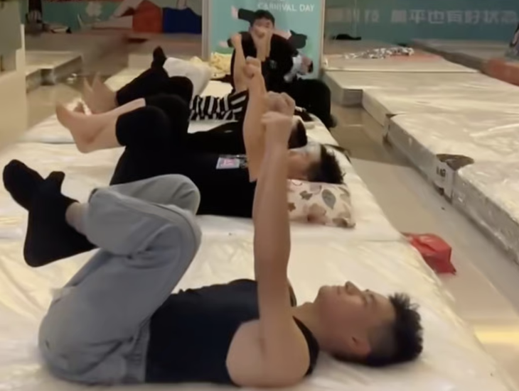 nằm thẳng - Ảnh 2.