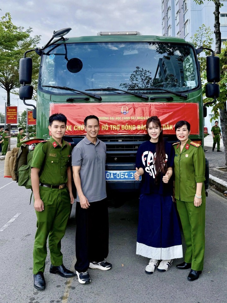 Sao Việt chung tay hướng về người dân vùng lũ   - Ảnh 4.