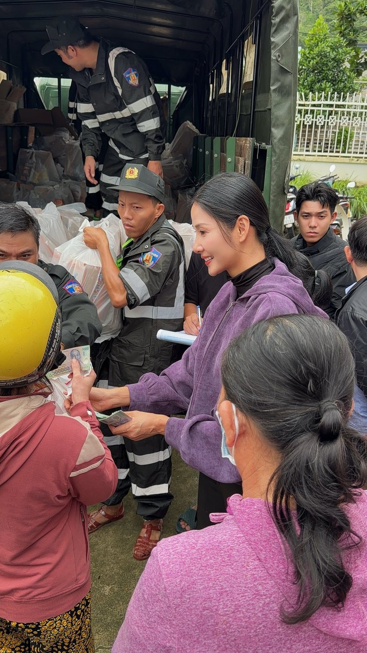 Sao Việt chung tay hướng về người dân vùng lũ   - Ảnh 3.