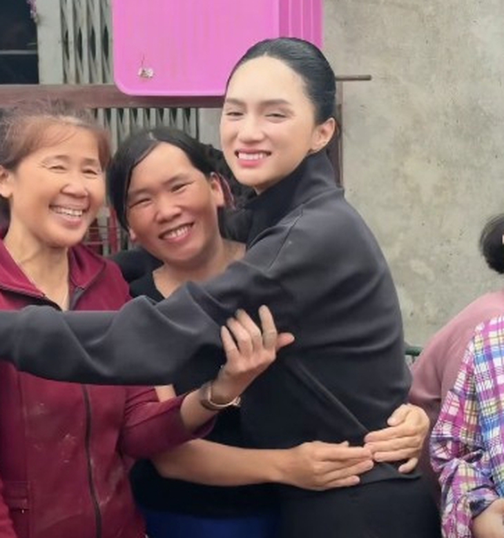 Sao Việt chung tay hướng về người dân vùng lũ   - Ảnh 2.