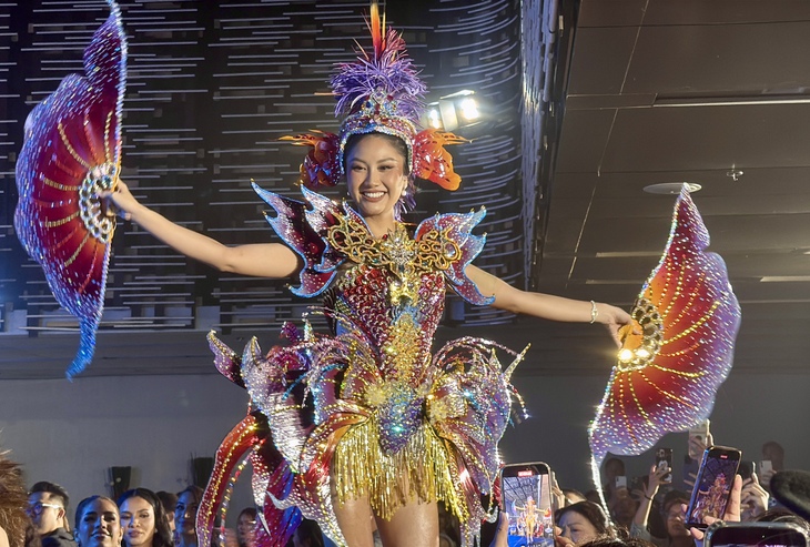 Hoa hậu Phương Linh diện trang phục 'cá chép hóa rồng' trước thềm 'Miss Cosmo 2025' - Ảnh 2.