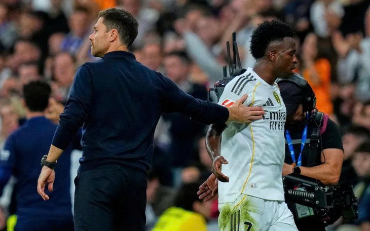 Guardiola nhận lỗi vì thay gần hết đội hình xuất phát ở trận thua Leverkusen - Ảnh 3.