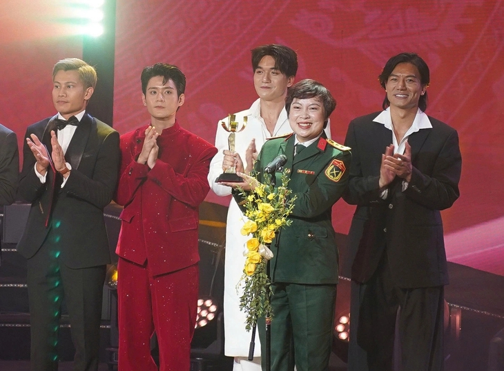 Phản ứng của Trấn Thành khi 'Mưa đỏ' thắng lớn tại Liên hoan phim - Ảnh 2.