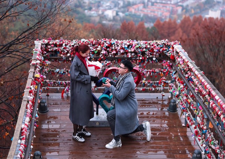 Cầu thủ vừa quỳ gối cầu hôn MC Mù Tạt là ai?   - Ảnh 1.