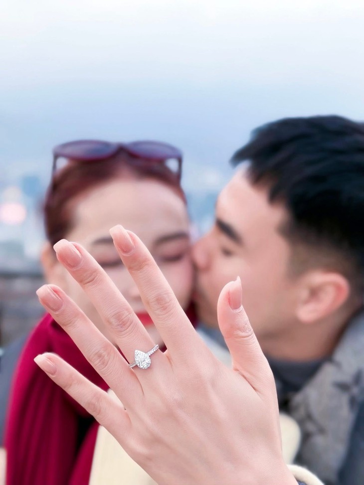 Cầu thủ vừa quỳ gối cầu hôn MC Mù Tạt là ai?   - Ảnh 2.