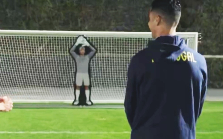 Dân mạng phát sốt khi Ronaldo khoe ‘body cực phẩm’ tuổi 40 - Ảnh 2.