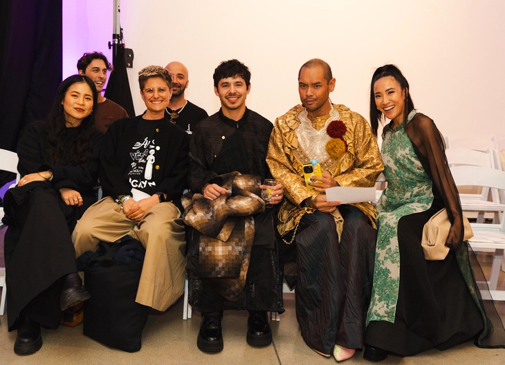 David Archuleta xúc động khi được mặc áo dài Việt Nam - Ảnh 3.