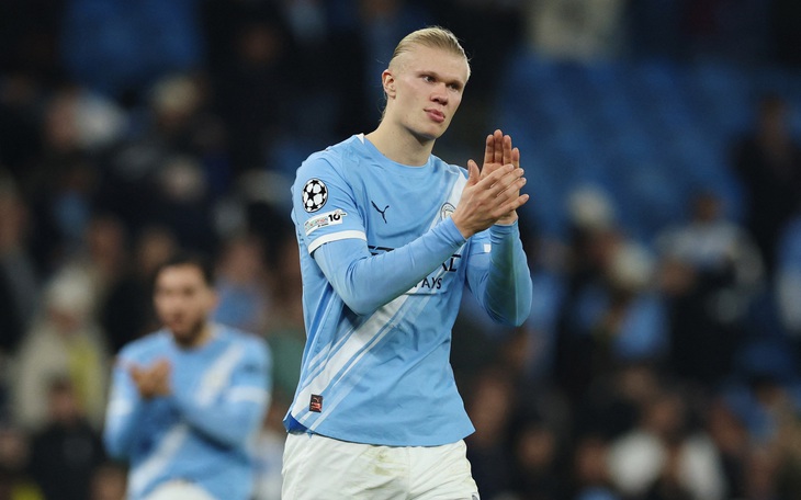 Sabalenka khoe vòng 1 khi mừng kết thúc năm 2025 với ngôi số một thế giới - Ảnh 4.