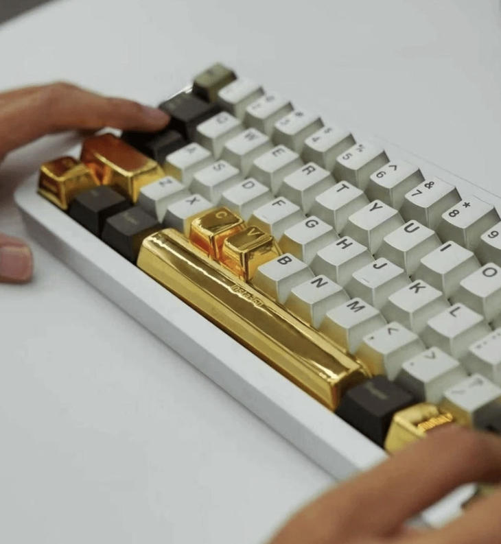 Công ty 'nhà người ta' tặng nhân viên phím bấm 10 chỉ vàng - Ảnh 1.